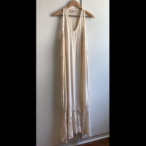 VINTAGE MAXI FLORAL EMBROIDERY AND LACE DETAILS